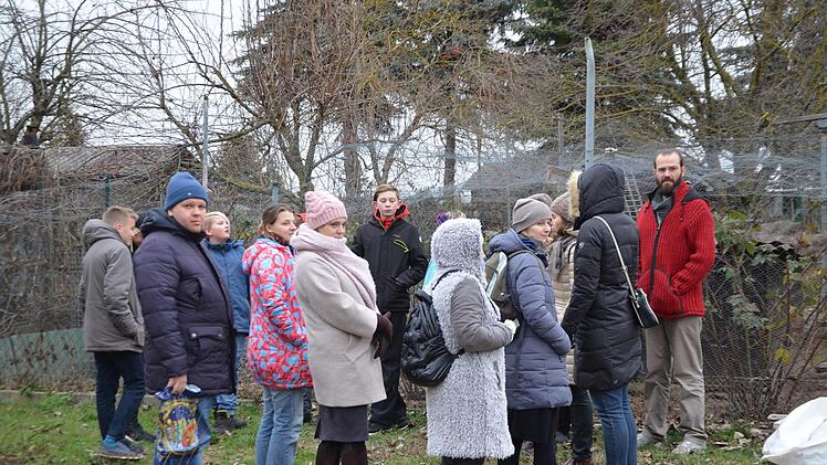Im Garten vor dem Bauwagen wurde die Besuchergruppe aus Russland von den Schülern empfangen und über die Arbeit im Erdkinderplan informiert. Foto: Bernhard Panzer