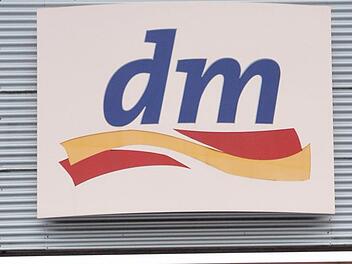 Die Drogeriemarktkette DM hat ein Klopapier mit romantischen Möpsen auf den Markt gebracht - und den Nerv der Kunden getroffen. Und zwar so gut, dass das Toilettenpapier nun sogar auf Ebay verkauft wird.  Foto: P. Rauch