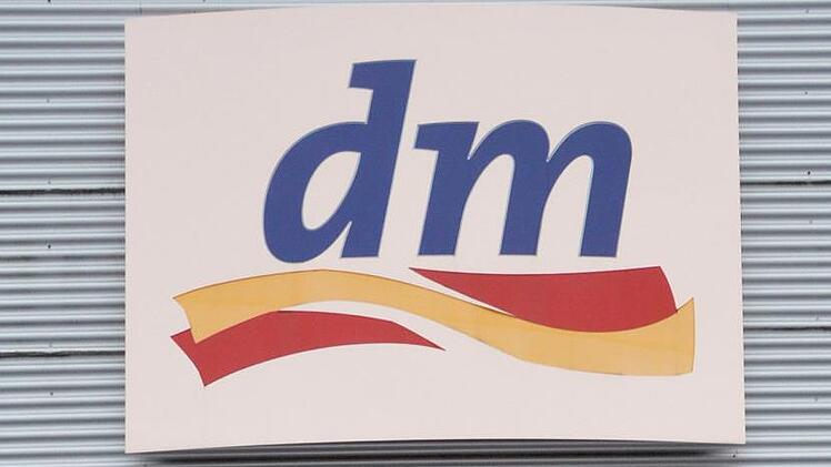Die Drogeriemarktkette DM hat ein Klopapier mit romantischen Möpsen auf den Markt gebracht - und den Nerv der Kunden getroffen. Und zwar so gut, dass das Toilettenpapier nun sogar auf Ebay verkauft wird.  Foto: P. Rauch
