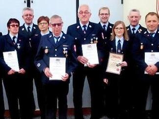 Die beim Florianstag in Lettenreuth geehrten Feuerwehrleute Foto: Horst Habermann