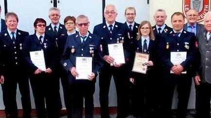 Die beim Florianstag in Lettenreuth geehrten Feuerwehrleute Foto: Horst Habermann