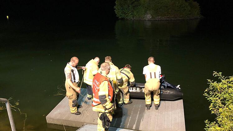 Badeunfall in Hof (Oberfranken)? Ein Gro&szlig;aufgebot suchte in der Nacht auf Donnerstag den Untreusee ab. Dann stellte sich heraus: Ein 56-j&auml;hriger Mann hatte gelogen. Foto: NEWS5 / Fricke