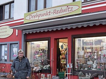 Alfred Kalis vor seinem Geschäft "Drehpunkt Redwitz", das Lebensmittel und Drogerie-Artikel führt und geöffnet bleiben darf. Foto: Th. Micheel