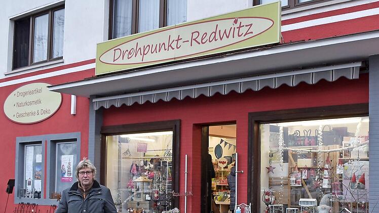 Alfred Kalis vor seinem Geschäft "Drehpunkt Redwitz", das Lebensmittel und Drogerie-Artikel führt und geöffnet bleiben darf. Foto: Th. Micheel