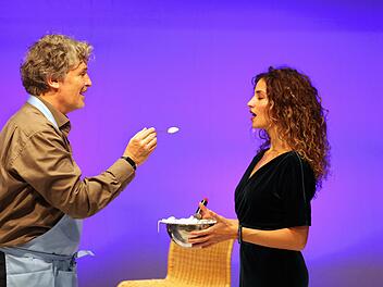 Timothy Peach und Nadine Menz in der Eröffnungsaufführung des neuen Theaterrings am Sonntag, 10. Oktober im Kurtheater.