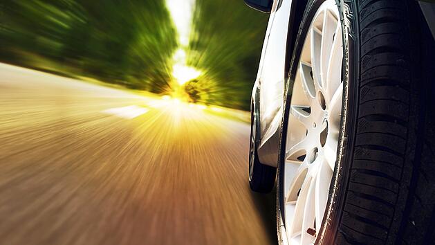 autoreifen nahaufnahme tempo schnelle fahrt raser geschwindigkeit italien autobahn reifenkontrolle verkehrssicherheit profiltiefe reifenprofil bereifung fahrbahnkontakt polizeikontrolle italien-urlaub italien-urlauber urlaubsreise stra&szlig;enverkehr fahrzeug sicherheit lauffl&auml;che flanken sichtbare sch&auml;den sommerreifen kontrollen hochgeschwindigkeit auto fahrt roadtrip