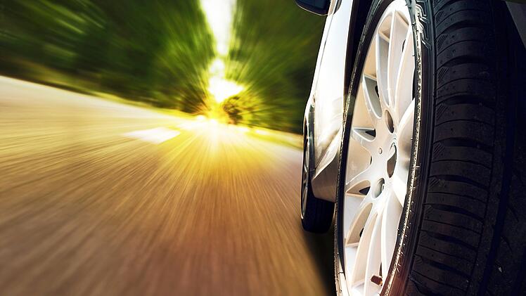 autoreifen nahaufnahme tempo schnelle fahrt raser geschwindigkeit italien autobahn reifenkontrolle verkehrssicherheit profiltiefe reifenprofil bereifung fahrbahnkontakt polizeikontrolle italien-urlaub italien-urlauber urlaubsreise stra&szlig;enverkehr fahrzeug sicherheit lauffl&auml;che flanken sichtbare sch&auml;den sommerreifen kontrollen hochgeschwindigkeit auto fahrt roadtrip