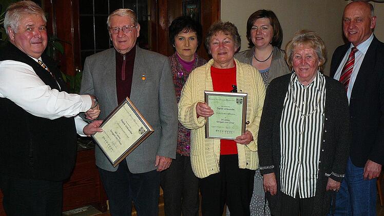 Vorsitzender Karl Seifert (links) zeichnete Ewald Oertel für 60 Jahre Singen im Chor aus. Foto: Klaus-Peter Wulf
