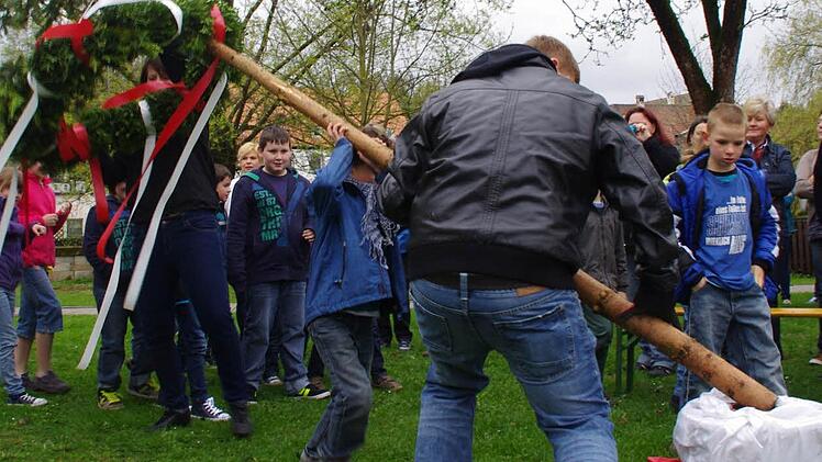 Groß und Klein halfen beim Aufstellen des Maibaums zusammen.