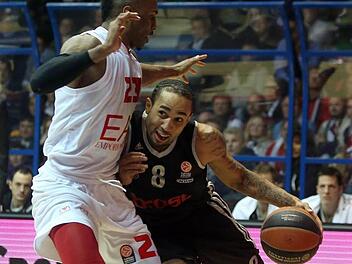 Bambergs Guard Zach Wright (rechts) verschafft sich im Duell mit Keith Langford Platz. Fotos: Matteo Bazzi/dpa