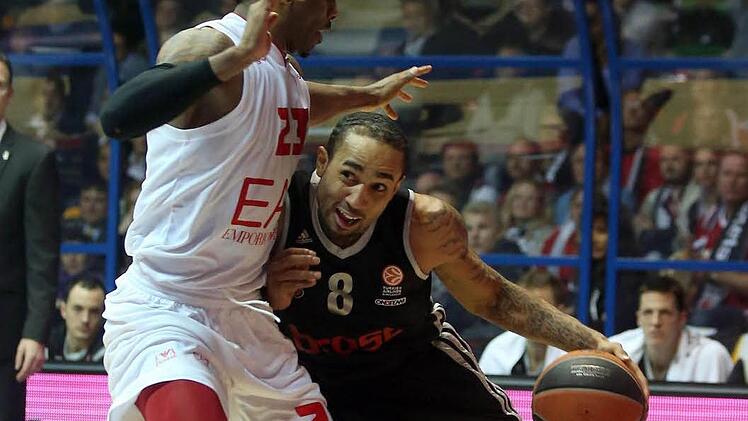 Bambergs Guard Zach Wright (rechts) verschafft sich im Duell mit Keith Langford Platz. Fotos: Matteo Bazzi/dpa