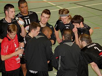 Spielertrainer Heriberto Quero (Fünfter von rechts) und der VC Eschenbacher Eltmann gehen in Schlagdistanz zum Tabellenführer Niederviehbach in die zweite Saisonhälfte der Dritten Liga.