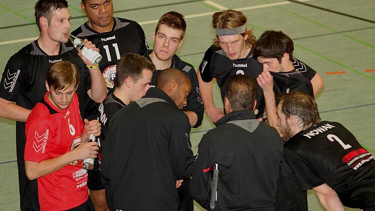 Spielertrainer Heriberto Quero (Fünfter von rechts) und der VC Eschenbacher Eltmann gehen in Schlagdistanz zum Tabellenführer Niederviehbach in die zweite Saisonhälfte der Dritten Liga.