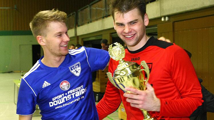 Rundschau-Cup-Sieger Mario Ramming und Torhüter Claudio Dresel.