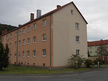 Die Idee, einen bereits für den Abbruch und Neubau bestimmten Wohnblock in der Michel-Weiß-Straße vorübergehend für Asylbewerber zur Verfügung zu stellen, hat die Baugenossenschaft wieder verworfen. Zu groß wären die nötigen Investitionen in die Bausubstanz. Foto: Dagmar Besand