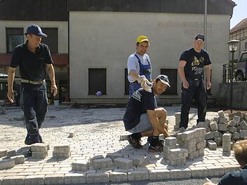 So wie die Bürger bei der Umsetzung der Dorferneuerungsmaßnahmen gemeinsam anpackten, so sind sie auch im Rahmen der Integrierten Ländlichen Entwicklung aufgefordert, am sozialen Miteinander in ihren Kommunen mitzuwirken. Unser Bild entstand 2012 in Dankenfeld.  Fotos: Sabine Weinbeer