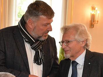 Helmut Müller (CSU), hier im Gespräch mit Klaus Stieringer (l.), muss sich mit Vorwürfen aus den eigenen Reihen herumschlagen. Foto: Ronald RInklef