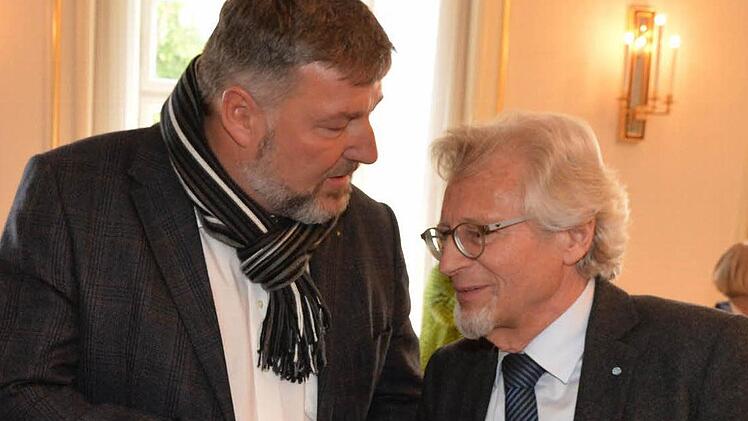 Helmut Müller (CSU), hier im Gespräch mit Klaus Stieringer (l.), muss sich mit Vorwürfen aus den eigenen Reihen herumschlagen. Foto: Ronald RInklef