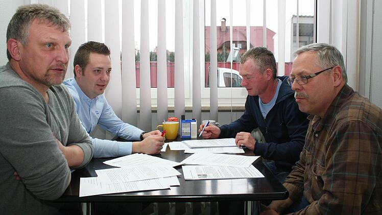 Friedel Pickel, Daniel Wagner, Reinhard Klaus und Hermann Gamperling (von links) setzen sich für den Erhalt des Gasthofs für Bürger und Vereine ein. Foto: Evi Seeger