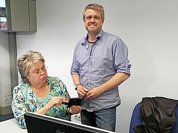 VHS-Dozent Stephan Schreiber-Hassa spricht mit einer Kursteilnehmerin über Sicherheit am PC. Foto: Malbrich