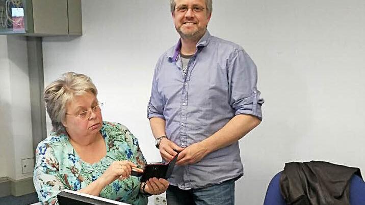 VHS-Dozent Stephan Schreiber-Hassa spricht mit einer Kursteilnehmerin über Sicherheit am PC. Foto: Malbrich