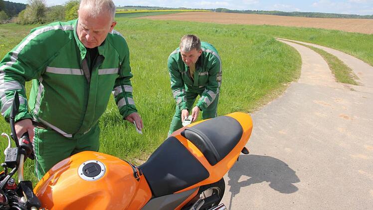 Den Drehzahlmesser hat Polizist Beck (links) im Blick, dass Schallmessgerät Achim Seifert. Nach Abzug einer Toleranz von fünf Dezibel stellen die Beamten fest, dass der Wert um ein weiteres Dezibel überschritten ist. Foto: Helmut Will