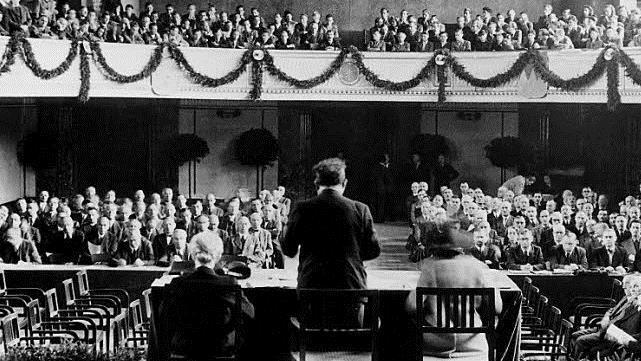 Tagung der Verfassungsgebenden Landesversammlung in der Gro&szlig;en Aula der M&uuml;nchner Universit&auml;t am 11. September 1946. Der sp&auml;tere Kulmbacher OB Georg Hagen sitzt in der ersten Reihe, links vom sprechenden Wilhelm Hoeger. Fotos: Gudrun Hagen