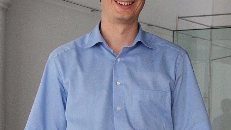 Alexander Wolz mit einem der Dokumente in der Ausstellung.