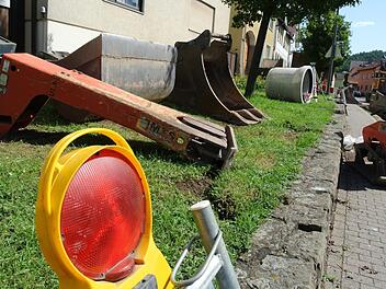 Die Arbeiten für die Kanalsanierung in Stettfeld laufen derzeit. Unsere Bilder entstanden in der Hauptstraße.  Brigitte Krause