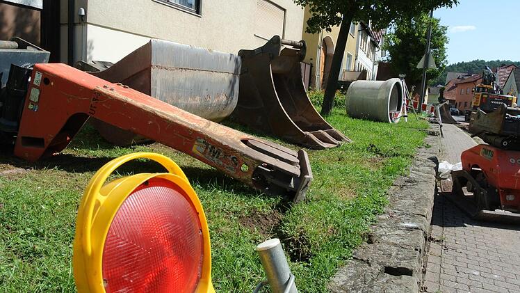 Die Arbeiten für die Kanalsanierung in Stettfeld laufen derzeit. Unsere Bilder entstanden in der Hauptstraße.  Brigitte Krause