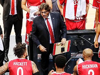 Nach der Partie in Tel Aviv müssen die Bamberger Basketballer auf unbestimmte Zeit auf Cheftrainer Andrea Trinchieri verzichten. Der Italiener wird in der kommenden Woche an der Schulter operiert. Foto: Daniel Löb
