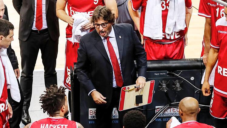 Nach der Partie in Tel Aviv müssen die Bamberger Basketballer auf unbestimmte Zeit auf Cheftrainer Andrea Trinchieri verzichten. Der Italiener wird in der kommenden Woche an der Schulter operiert. Foto: Daniel Löb