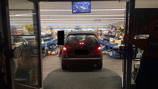 Das haben die Mitarbeiter und Kunden eines Einkaufsmarktes in Nievern sicherlich noch nicht gesehen. Ein Fahranf&auml;nger ist mitten in den Laden gefahren. Foto: Polizei