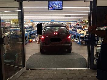 Das haben die Mitarbeiter und Kunden eines Einkaufsmarktes in Nievern sicherlich noch nicht gesehen. Ein Fahranf&auml;nger ist mitten in den Laden gefahren. Foto: Polizei