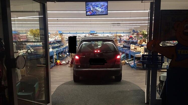 Das haben die Mitarbeiter und Kunden eines Einkaufsmarktes in Nievern sicherlich noch nicht gesehen. Ein Fahranf&auml;nger ist mitten in den Laden gefahren. Foto: Polizei