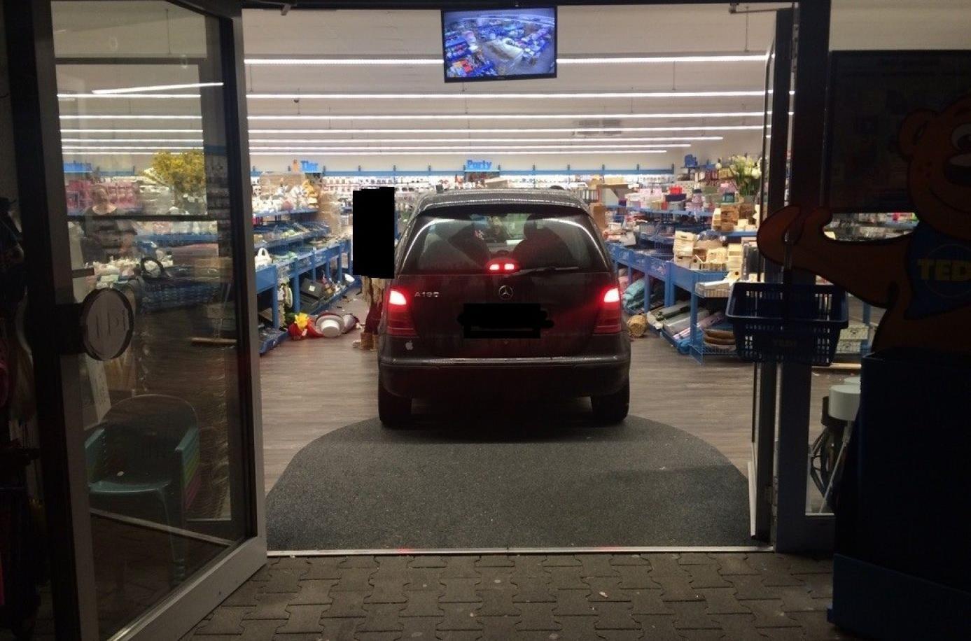 Wie ein Fahranfänger mitten in einem Supermarkt gelandet ist