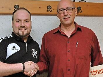Michael Dietzel, Vorsitzender des TSV Bertelsdorf, zeichnet Mitglied Michael Wittmann für 40-jährige Treue zum Verein aus. Foto: Edwin Meißinger