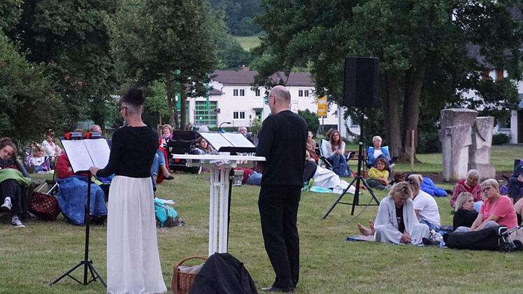 Die "Sternen-Poeten" Peter Hub und Christine Hadulla gastierten im Georgi-Kurpark  in Bad Brückenau. Foto: Marion Eckert