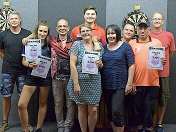 Die erfolgreichen Darter (v. l.): Stefan Pecht (1. Vorsitzender), Kathleen Diller (3. Platz), Reiner Graf (2.), Bianca Dreßel (1.), Nico Kern (3.), Manuela Tragelehn (3.), Tanja Stadelmann (2.), Benny Symeonidis (1.) und Rainer Dressel (Sportwart) Foto: Dietz