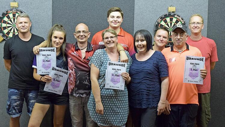 Die erfolgreichen Darter (v. l.): Stefan Pecht (1. Vorsitzender), Kathleen Diller (3. Platz), Reiner Graf (2.), Bianca Dreßel (1.), Nico Kern (3.), Manuela Tragelehn (3.), Tanja Stadelmann (2.), Benny Symeonidis (1.) und Rainer Dressel (Sportwart) Foto: Dietz