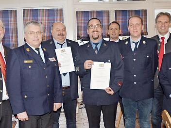 Gerd Stahlberger und Tino Michel wurde das staatliche Ehrenzeichen mit Urkunde des Freistaates Bayern für 25-jährigen Dienst verliehen. Von links: Bürgermeister Egon Herrmann, KBI Matthias Schuhbäck, Gerd Stahlberger, Tino Michel, KBM Markus Reischl, Erster Kommandant Holger Schneider, Landrat Klaus Löffler und Zweiter Kommandant Sven Eck. Fotos: Karl-Heinz Hofmann