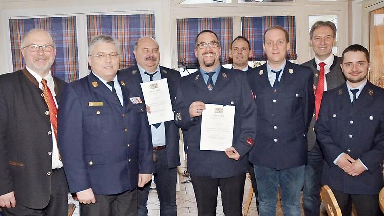 Gerd Stahlberger und Tino Michel wurde das staatliche Ehrenzeichen mit Urkunde des Freistaates Bayern für 25-jährigen Dienst verliehen. Von links: Bürgermeister Egon Herrmann, KBI Matthias Schuhbäck, Gerd Stahlberger, Tino Michel, KBM Markus Reischl, Erster Kommandant Holger Schneider, Landrat Klaus Löffler und Zweiter Kommandant Sven Eck. Fotos: Karl-Heinz Hofmann