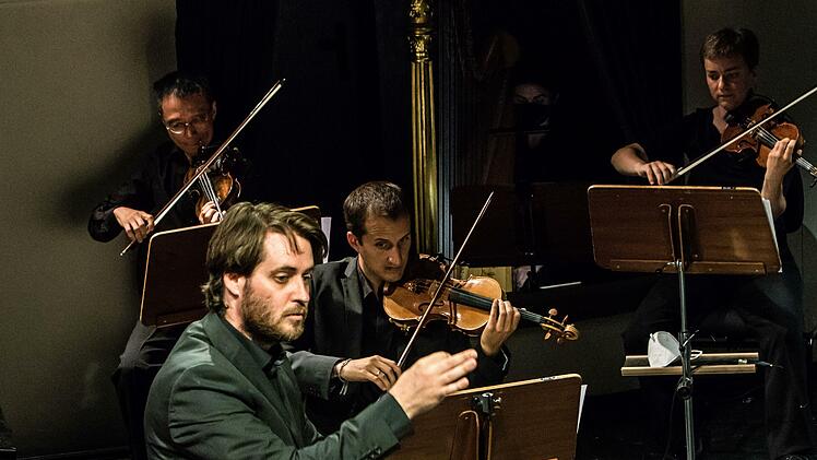 Star-Trompeter Nils Wülker musizierte bei "It'z Jazz" gemeinsam mit dem Philharmonischen Orchester des Landestheaters unter Leitung von GMD Daniel Carter.Foto. Jochen Berger