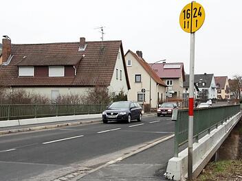 Auch diese viel befahrene Brücke in Hammelburg ist ein Sanierungsfall. Sie müsste dringend repariert werden. Allerdings ist fraglich, ob dafür in diesem Jahr genug Mittel zur Verfügung stehen.  Foto: Edgar Bartl