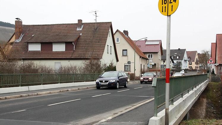 Auch diese viel befahrene Brücke in Hammelburg ist ein Sanierungsfall. Sie müsste dringend repariert werden. Allerdings ist fraglich, ob dafür in diesem Jahr genug Mittel zur Verfügung stehen.  Foto: Edgar Bartl
