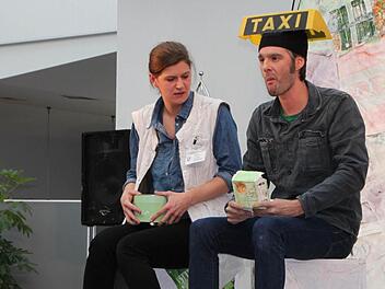 Fast minütlich wechseln Tine Hagemann (links) und Dominik Burki ihre Rollen. Fotos: Ulrike Müller