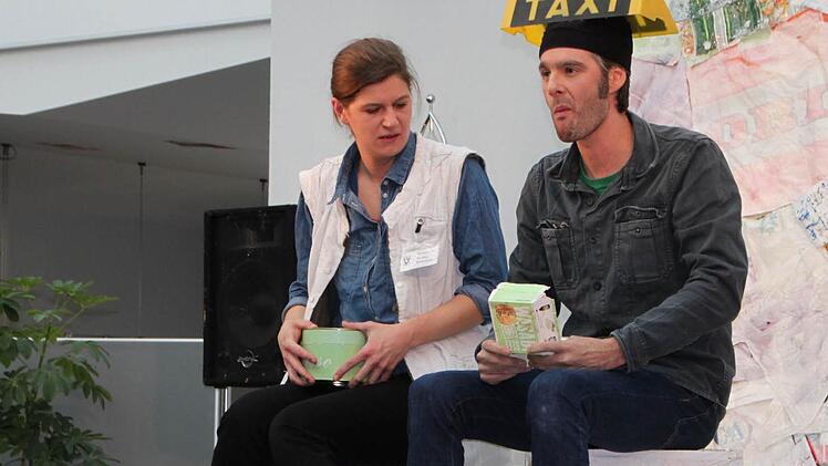 Fast minütlich wechseln Tine Hagemann (links) und Dominik Burki ihre Rollen. Fotos: Ulrike Müller