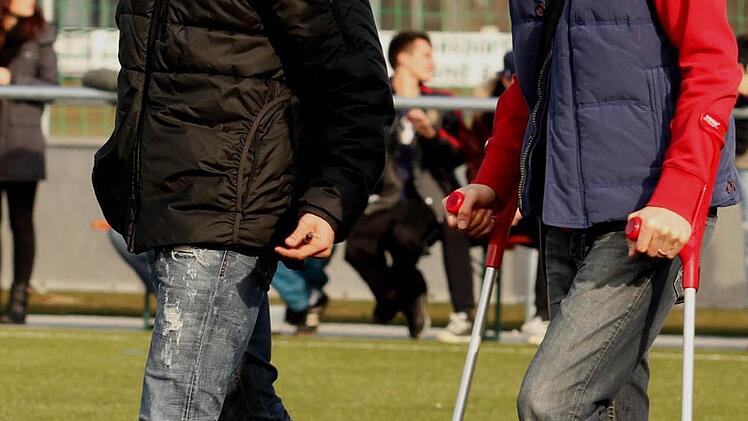 Mit sicherlich sehr gemischten Gefühlen und mit Hilfe von Krücken betrat Peter Heyer mit Trainer Bernd Eigner (links) das Spielfeld nach der Winterpause, um seinen Mannschaftskameraden zumindest eine moralische Stütze zu sein.