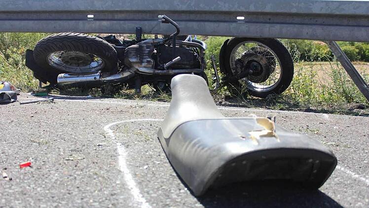 Genau unter der Leitplanke blieb die BMW des 64-jährigen Mannes liegen. Für den gestürzten Fahrer gab es keine Rettung.  Foto: Ralf Naumann