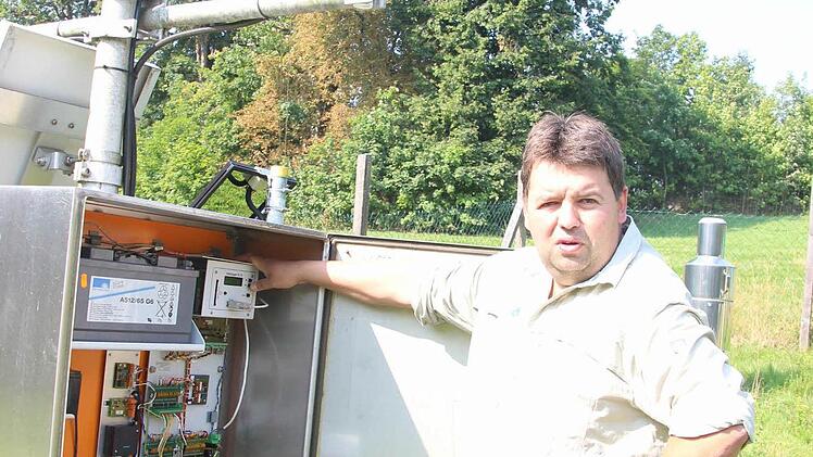 Marcus Hollederer am mit Elektronik gespickten Steuerungsschrank der Waldklimastation am Rennsteig Foto: Friedwald Schedel